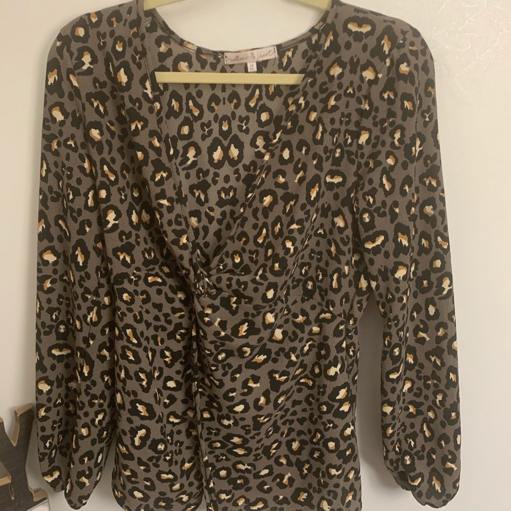 Buckle Top 💕 Thin long sleeve!